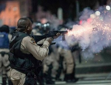 Βίαιες διαδηλώσεις στην Βραζιλία: Άγριο ξύλο μεταξύ πολιτών και αστυνομίας (φωτό, βίντεο)